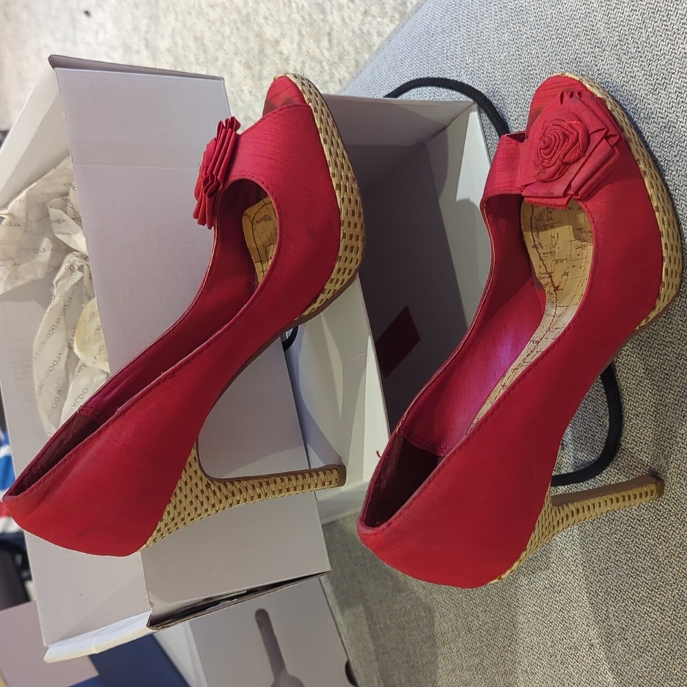 Anne Michelle Red peephole straw heels